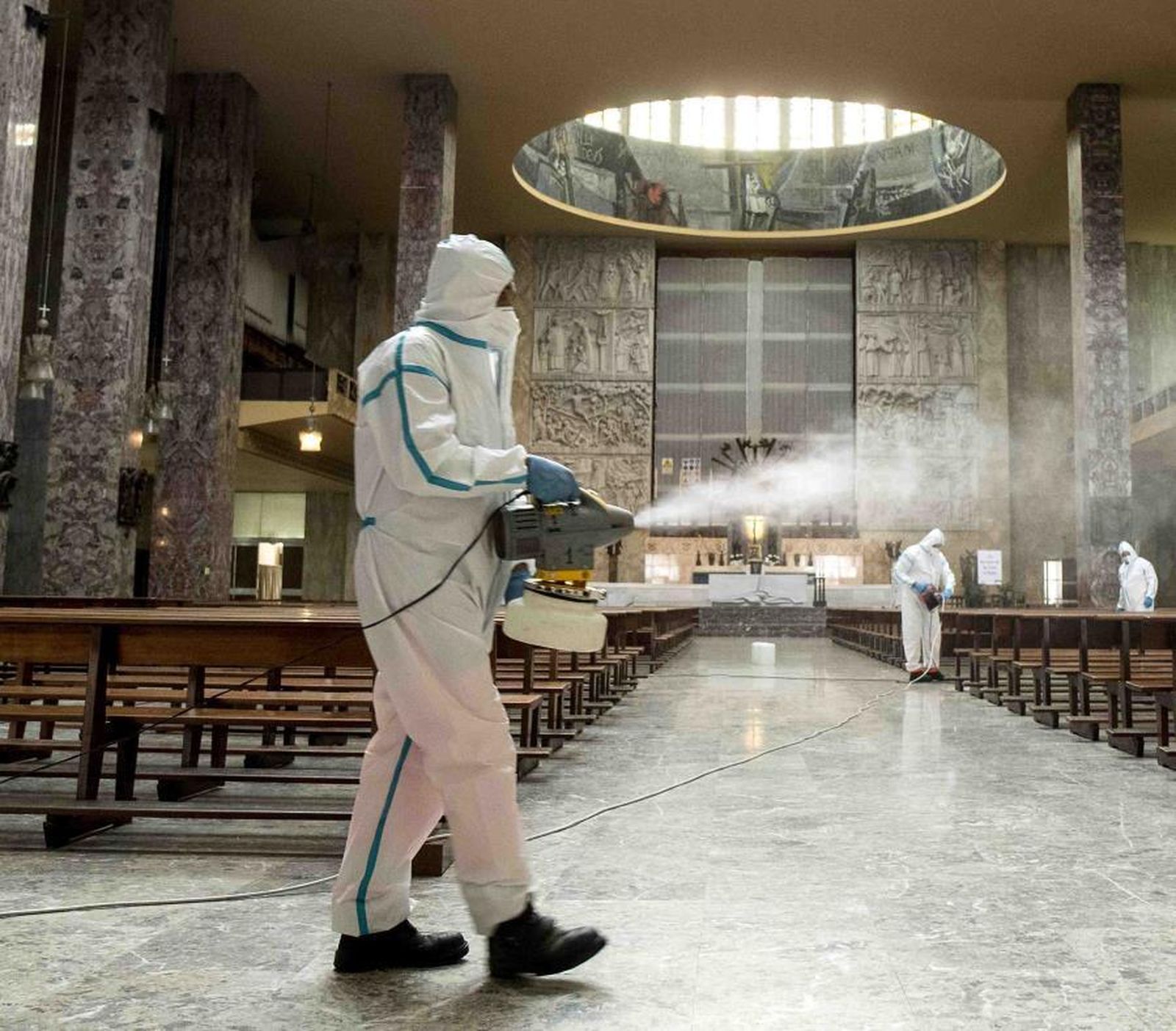 El Ejército italiano comienza la desinfección de las 337 iglesias de Roma