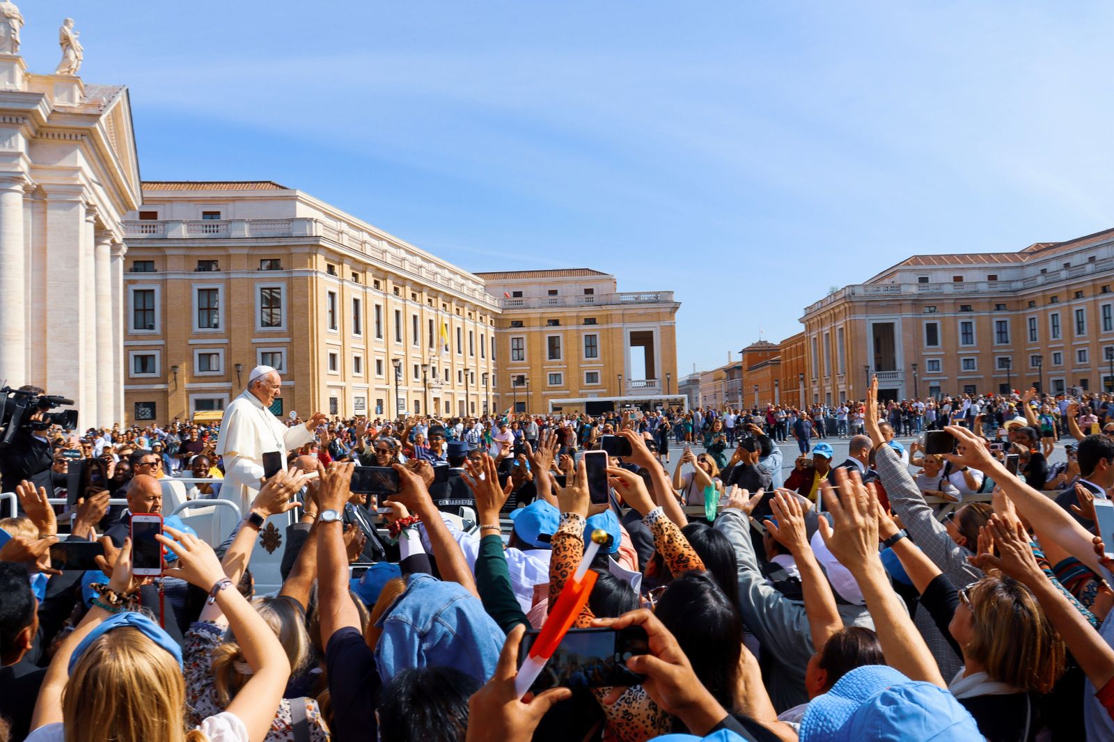 Los fieles saludan al papa Francisco a su paso en el Vaticano