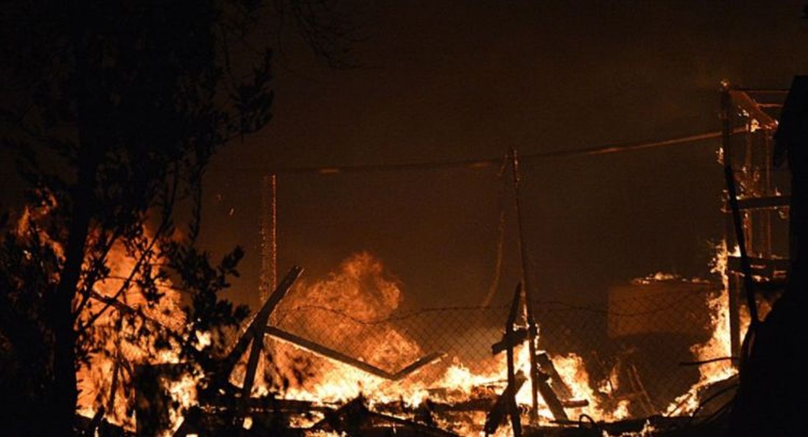 Alambrada en Moria durante el incendio