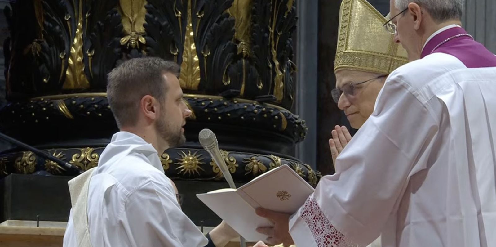 León XIV y un nuevo sacerdote