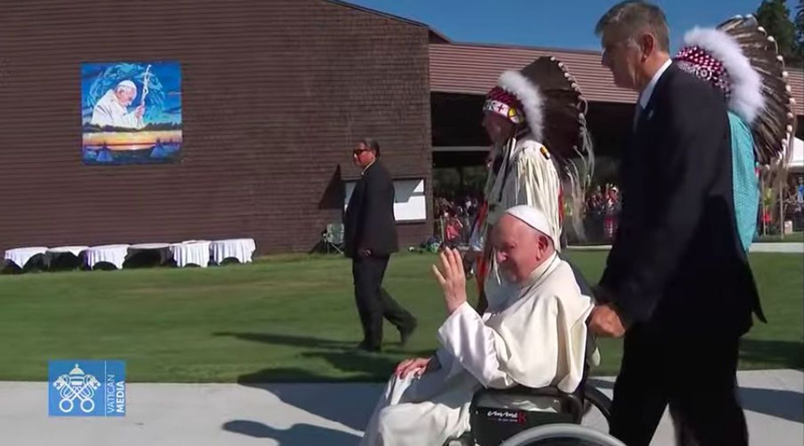 Francisco, en silla de ruedas, saluda a los fieles en Santa Ana