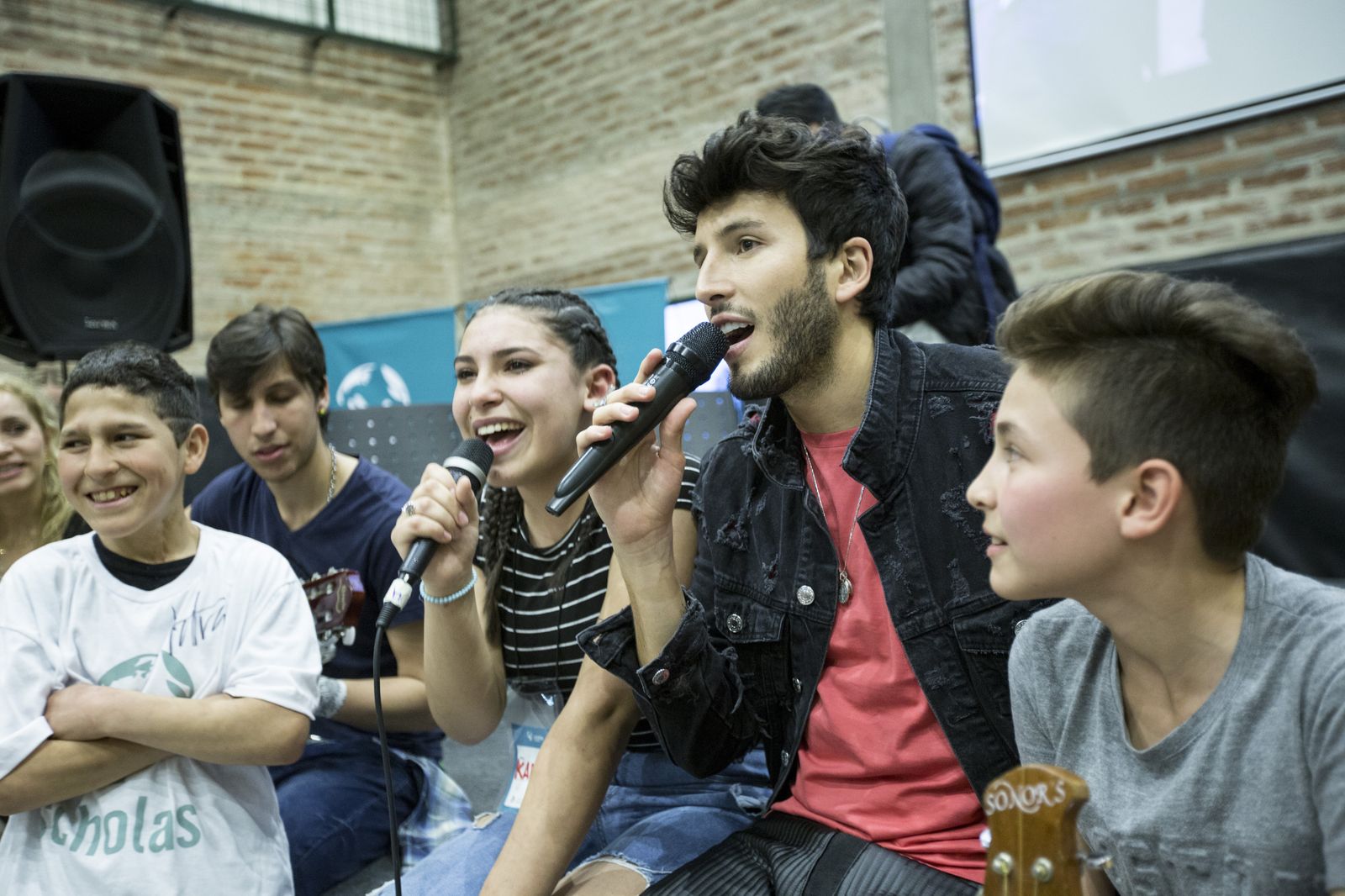 El músico y los chavales