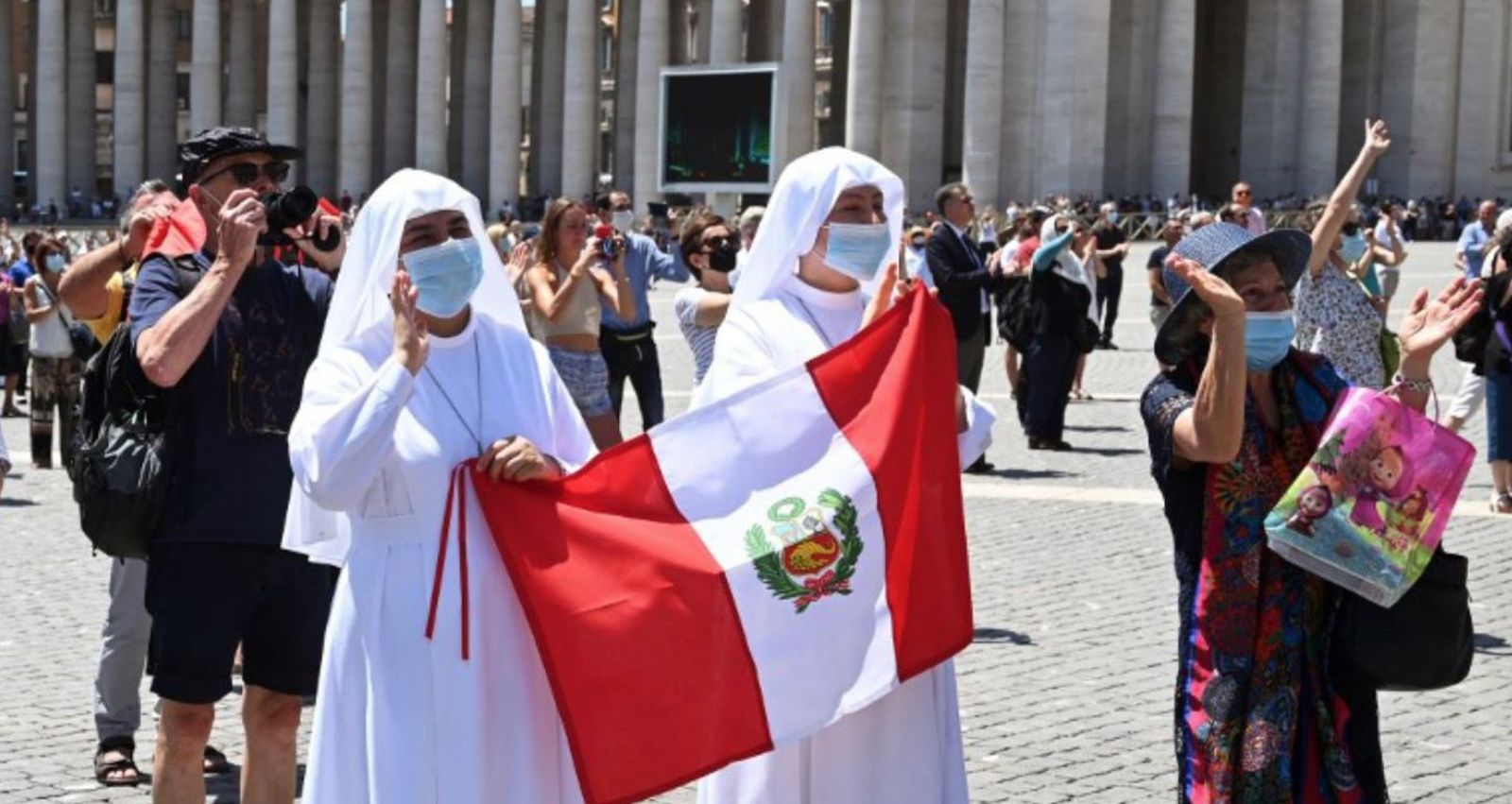 Bandera de Perú en el Vaticano