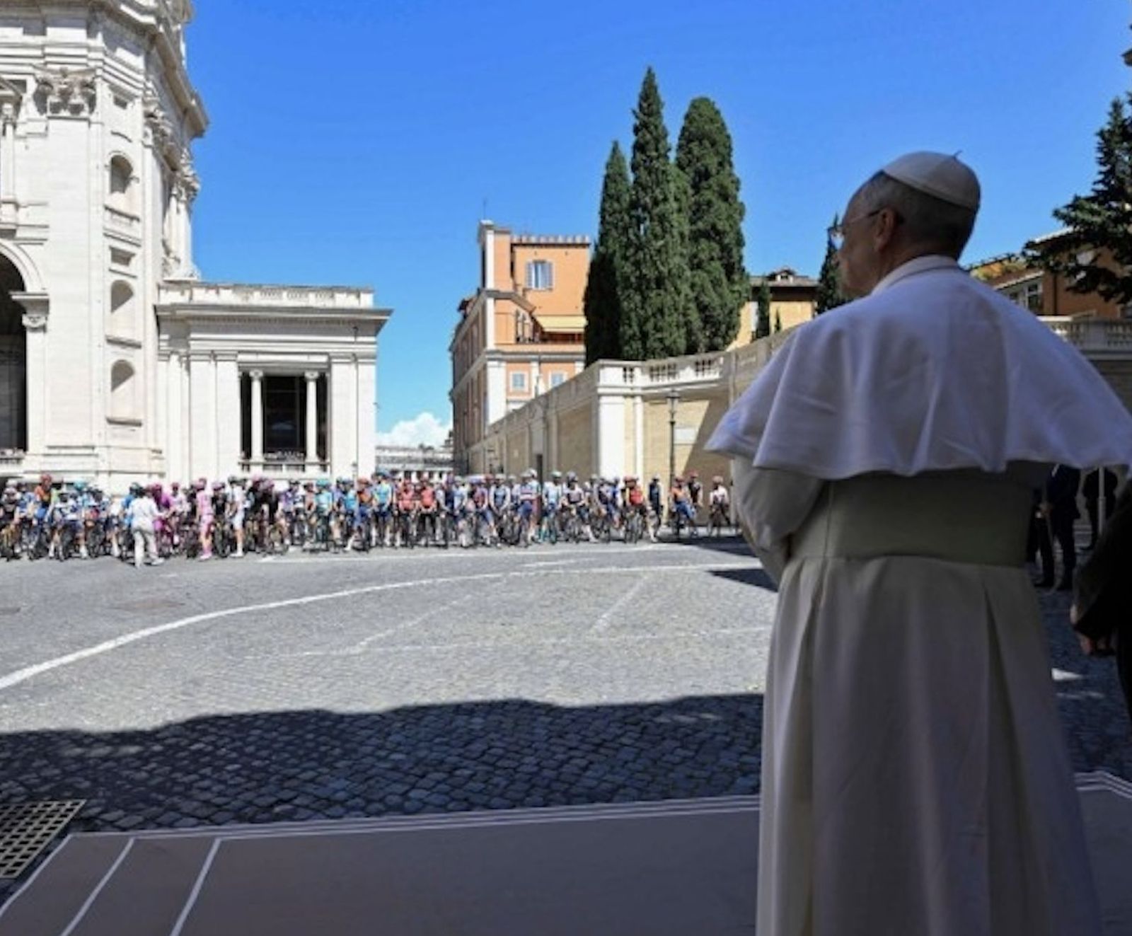 León XIV saluda a los ciclistas del Giro