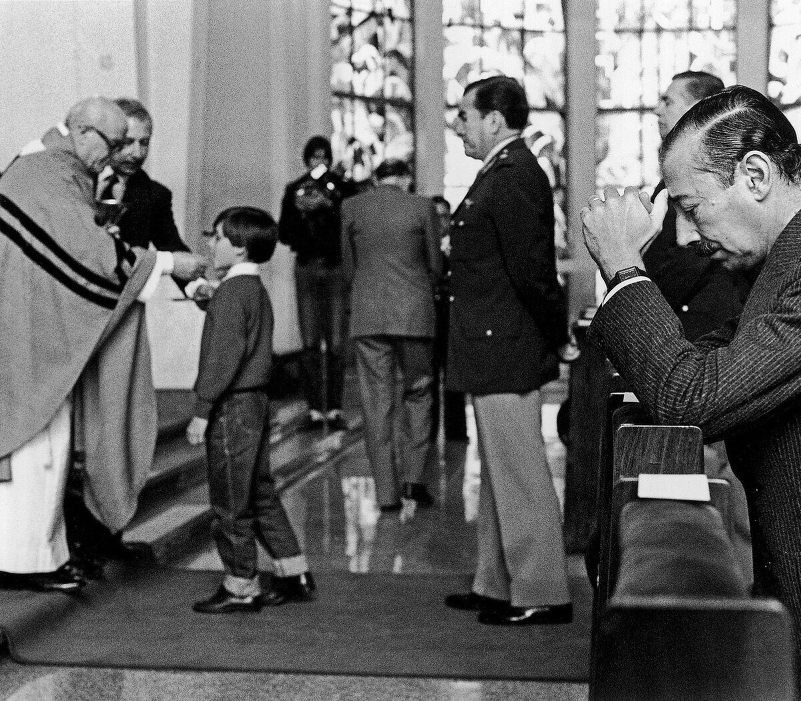 El dictador Videla, rezando en misa