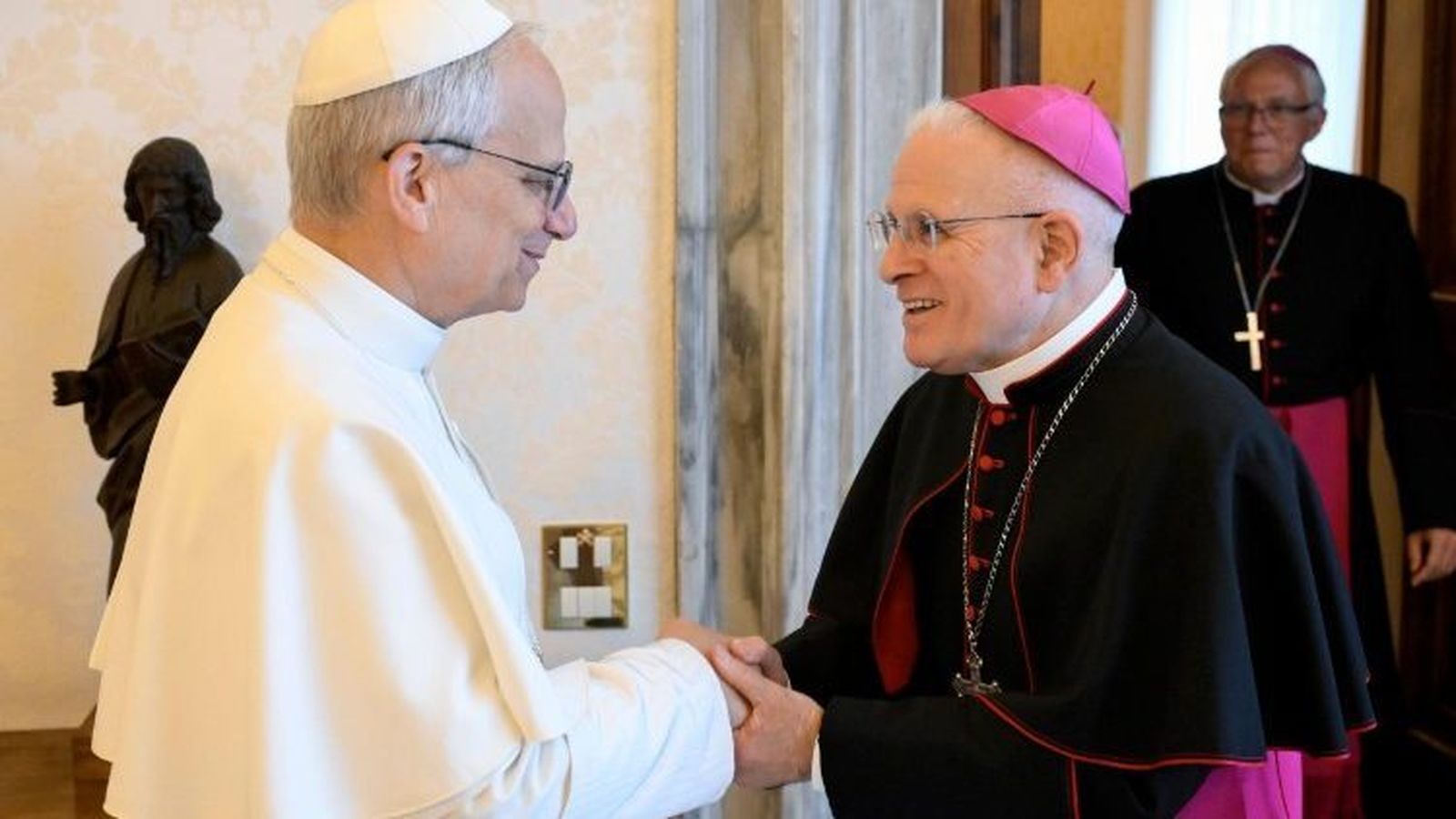 León XIV con monseñor Crociata, presidente de los obispos europeos