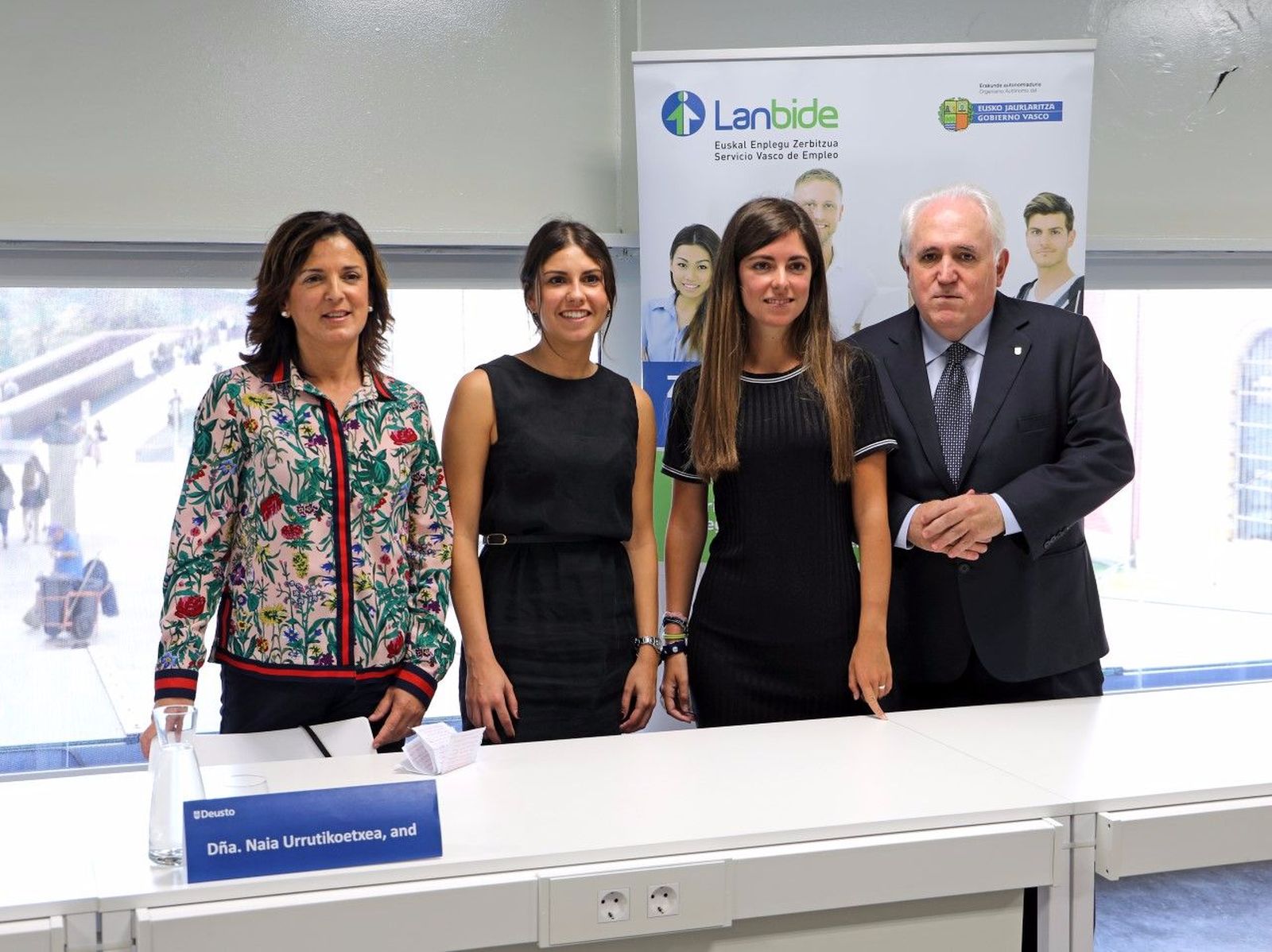 La consejera Beatriz Artolazabal, las graduadas Ainhoa Apeztegia y Naia Urrutikoetxea, y el rector José María Guibert