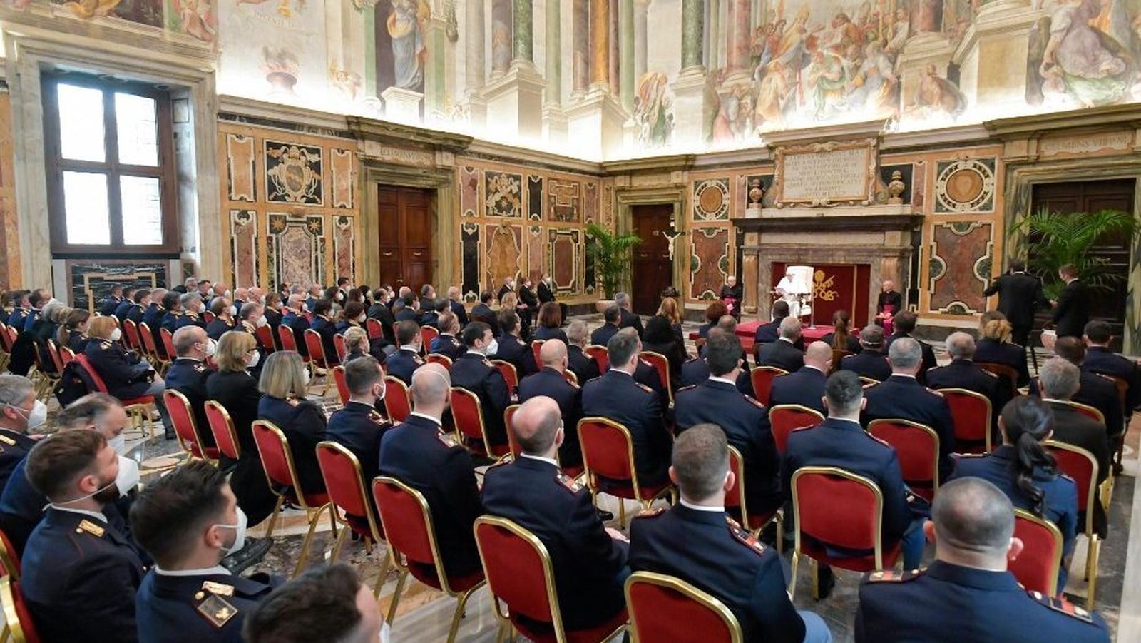 Francisco recibe a la Policía Italiana