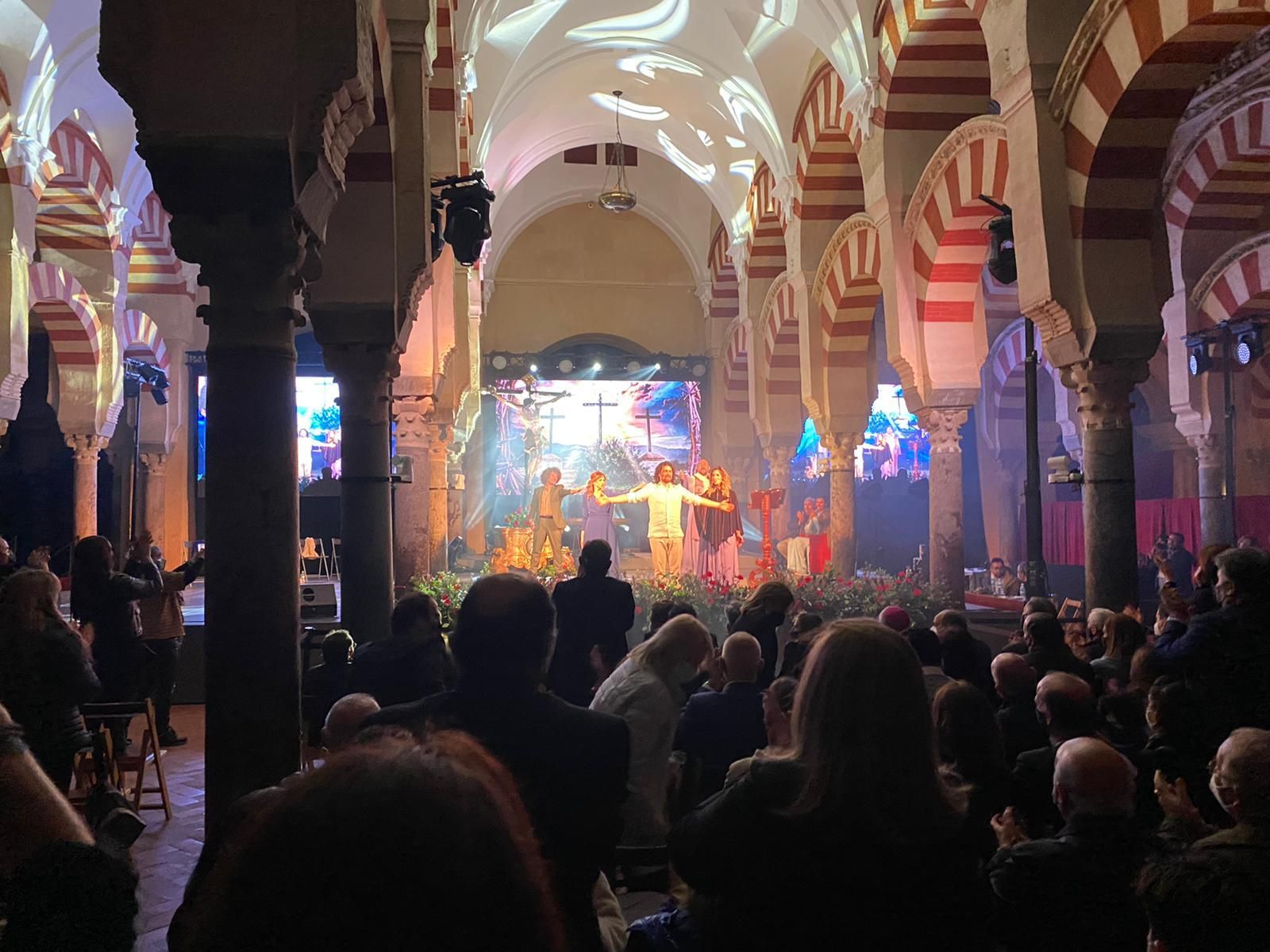 ‘Vía Crucis’: Toño Casado embriaga de Pasión la Mezquita de Córdoba