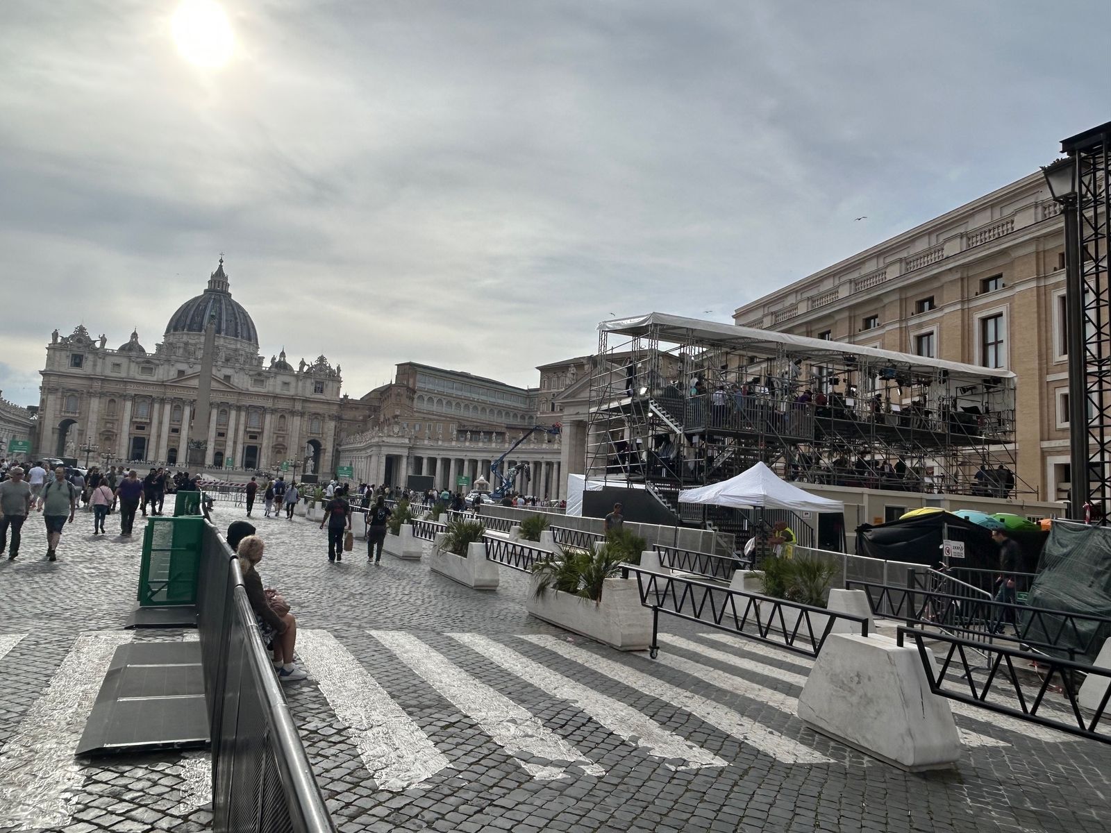 Tribuna de prensa con San Pedro al fondo