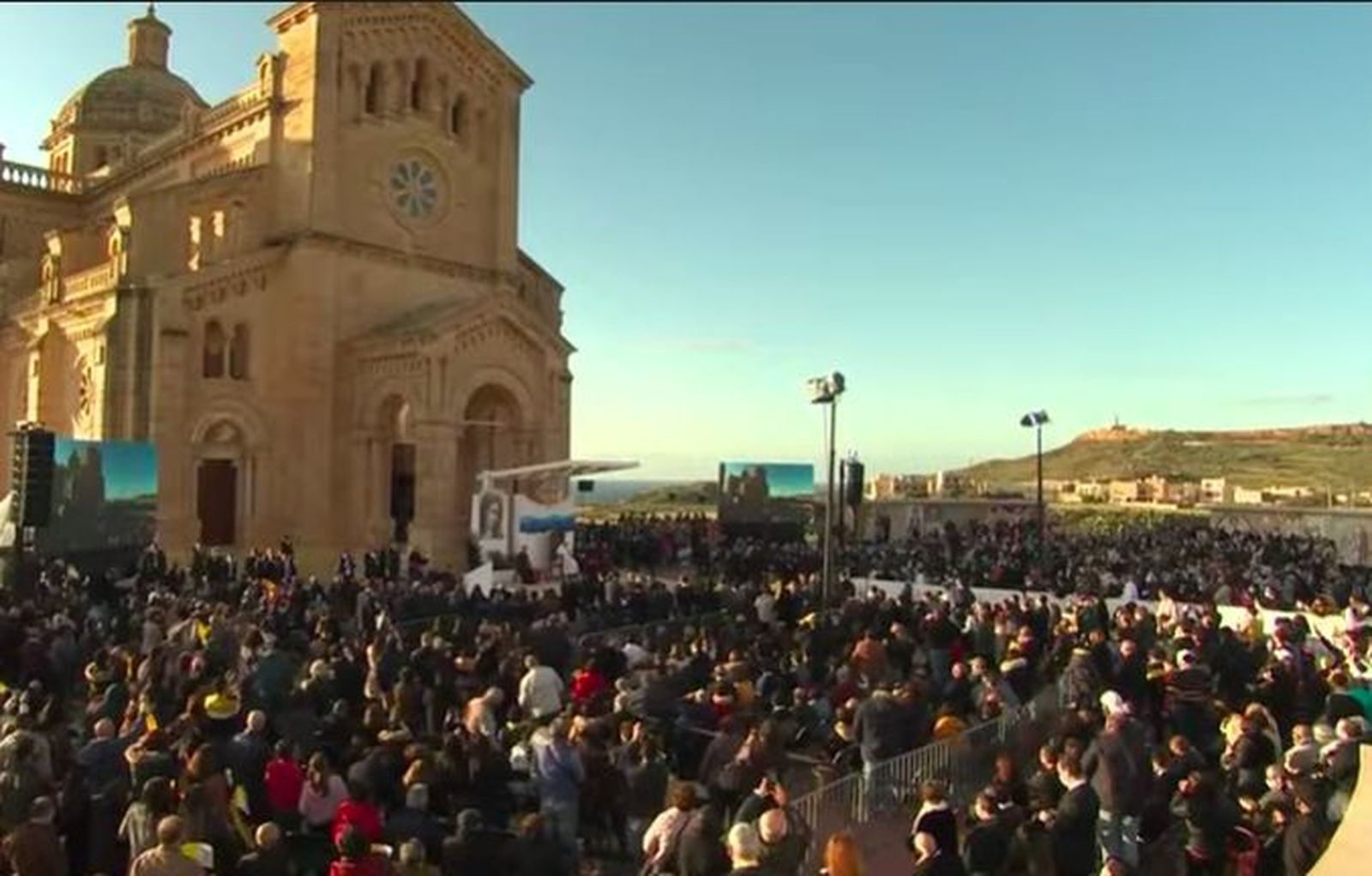 Miles de fieles en el santuario de Gozo