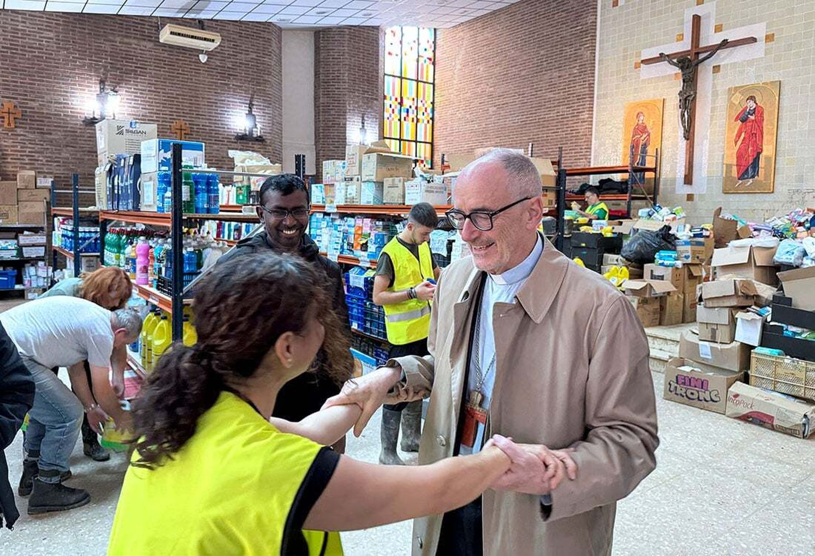 Czerny saluda a los voluntarios en la parroquia de Catarroja