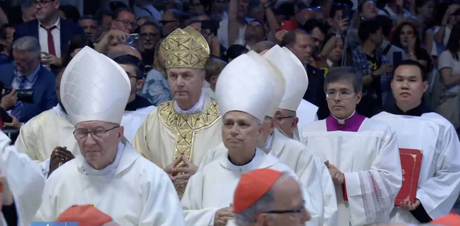 Fernández Artime, flanqueado por Parolin y Prevost