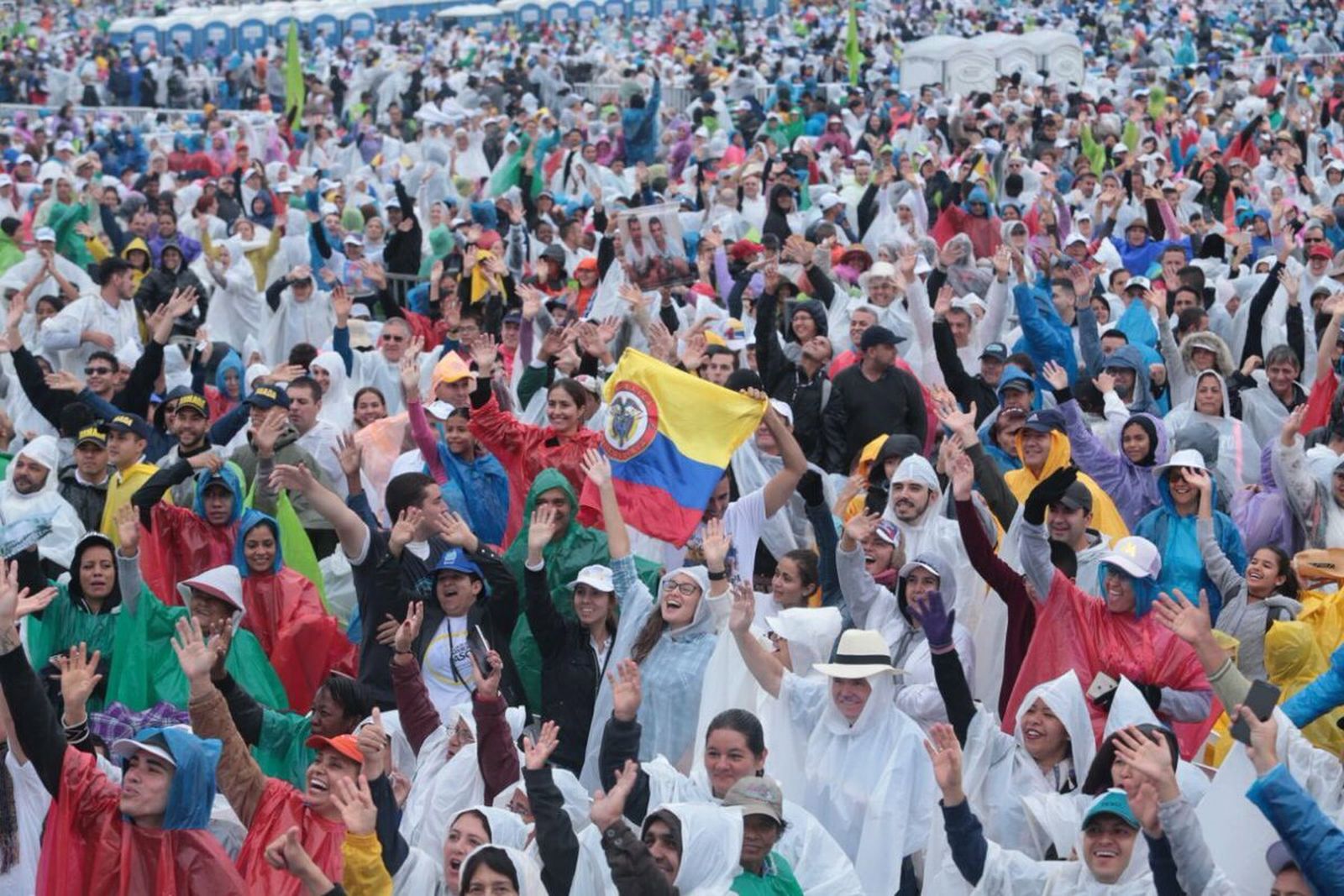 Centenares de miles de fieles aguardan al Papa en Medellín
