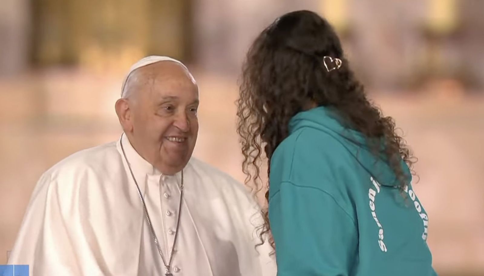 Papa saluda a una joven