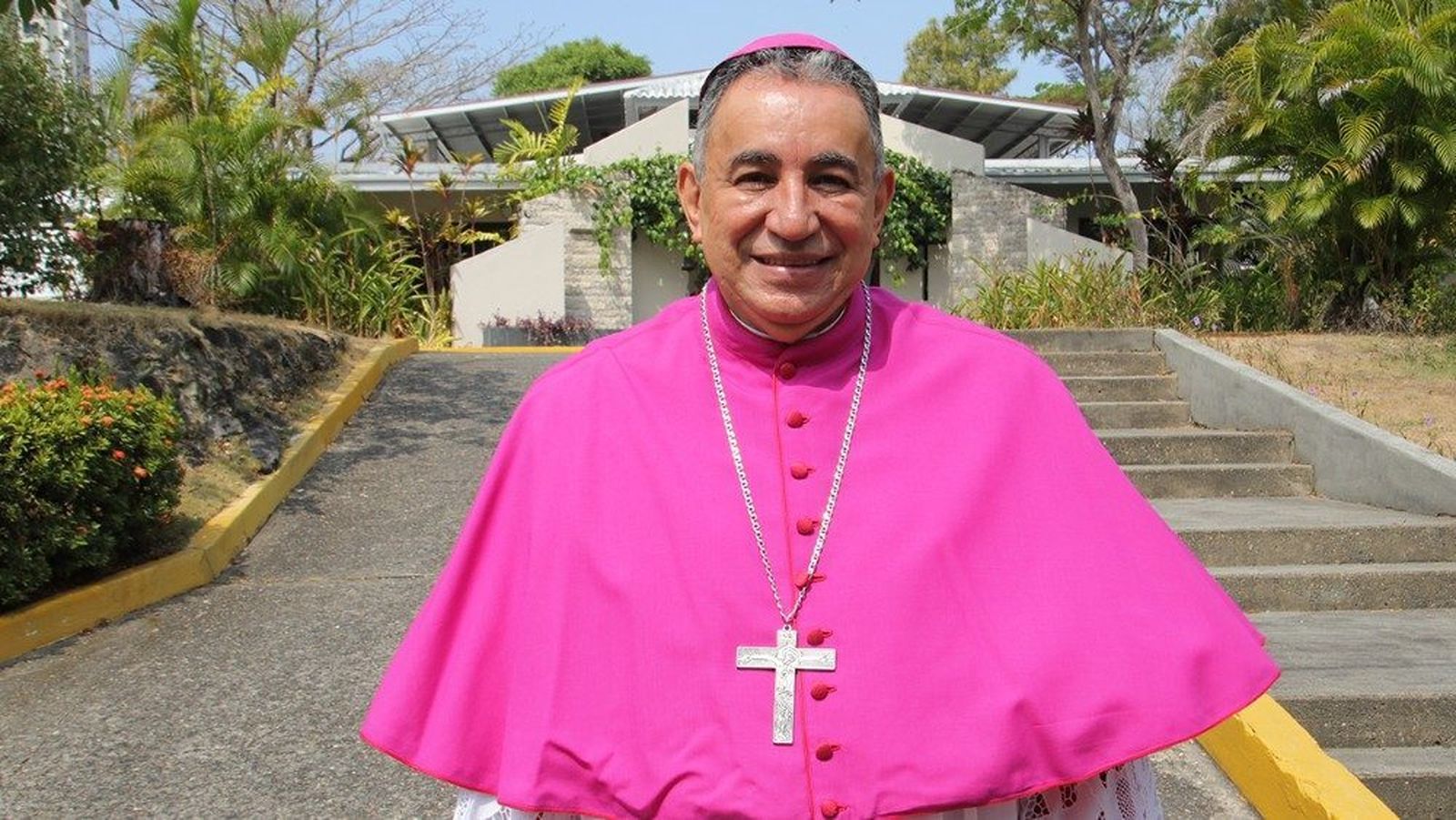 Monseñor Ulloa , arzobispo de Panamá