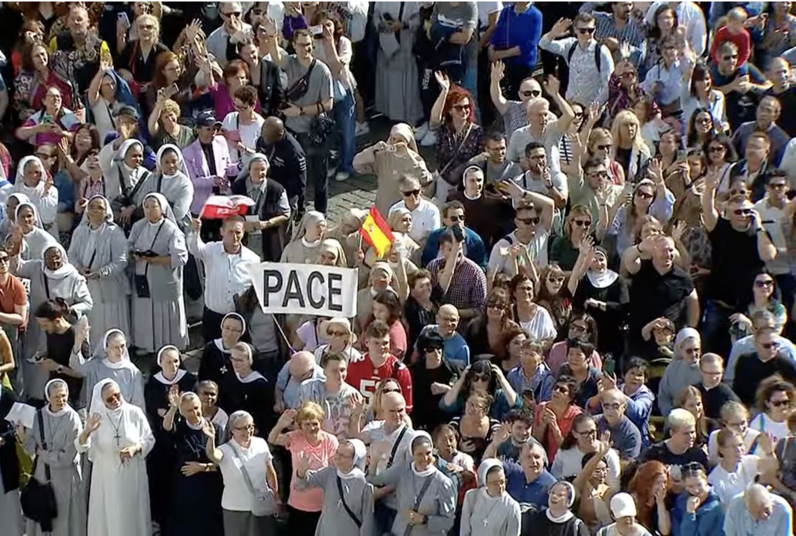 Fieles con pancartas pidiendo la paz en la plaza de San Pedro
