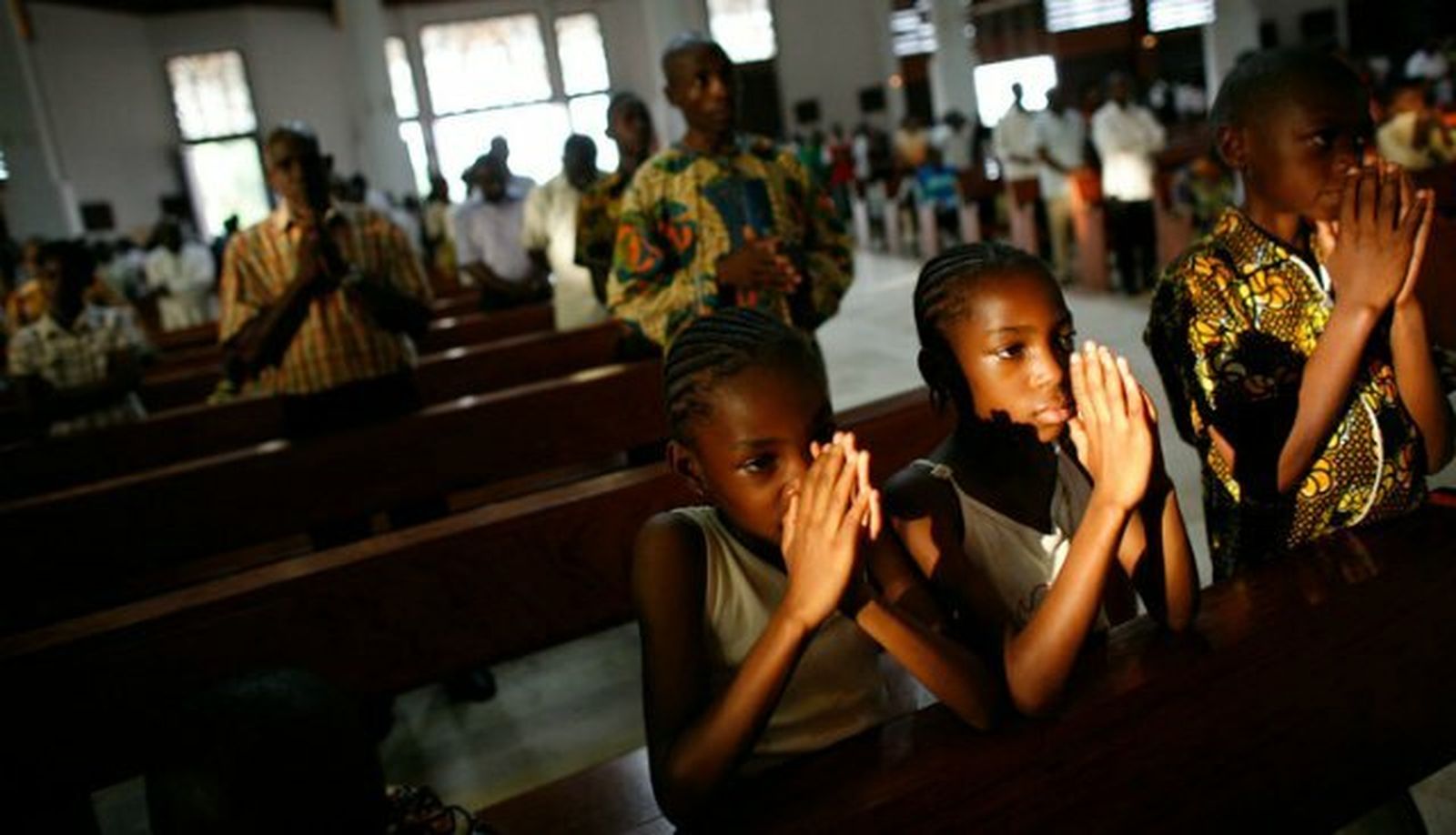 Gente rezando en una iglesia de Camerún