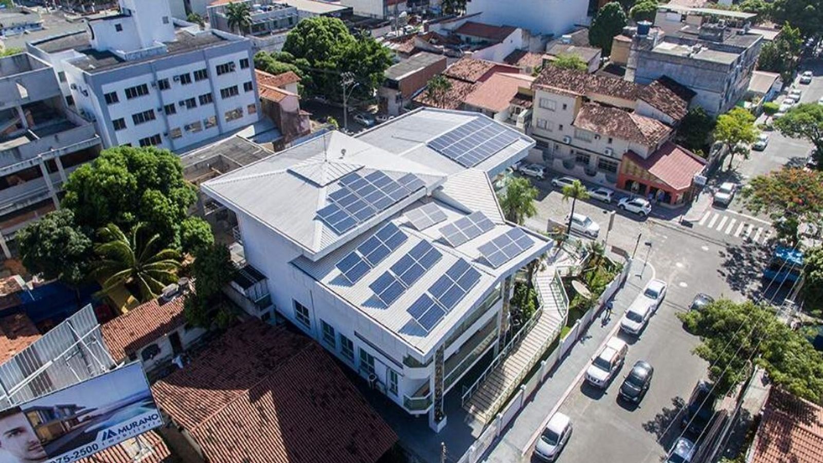 Iglesia con placas solares