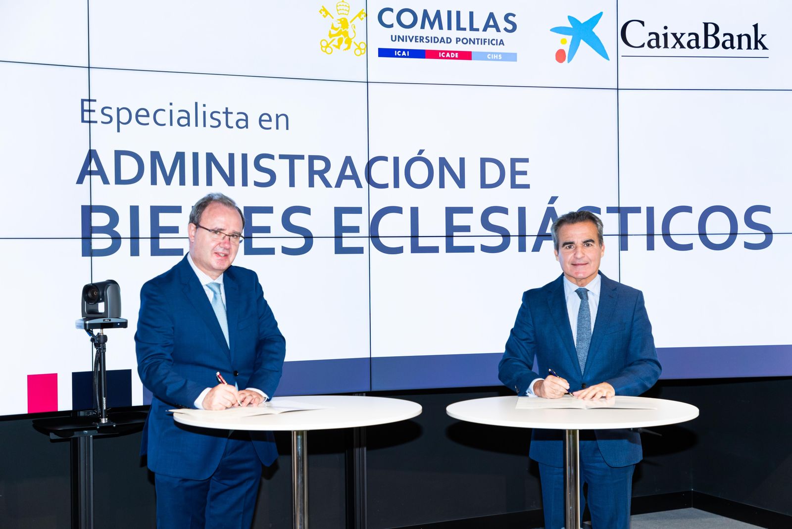 Enrique Sanz Giménez-Rico (izquierda), SJ, rector de Comillas, y Rafael Herrador Martínez, director territorial Madrid Metropolitana CaixaBank en el acto de firma del convenio