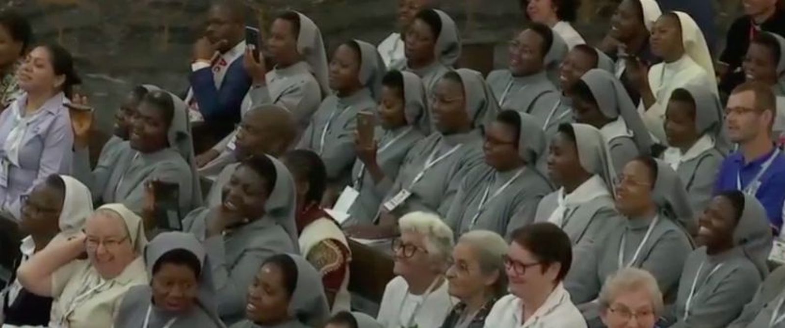 Monjas escuchan al Papa