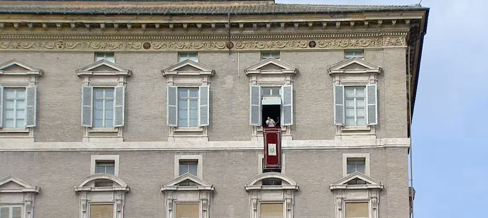 Francisco saludó a los fieles desde el balcón