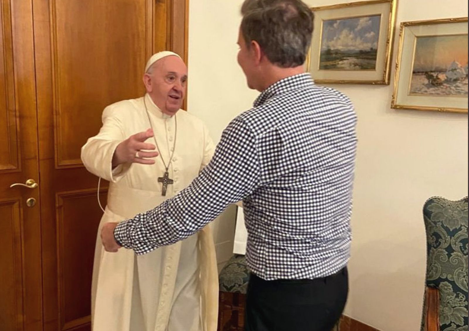 Francisco srecibe a Juan Carlos Cruz, víctima de Karadima