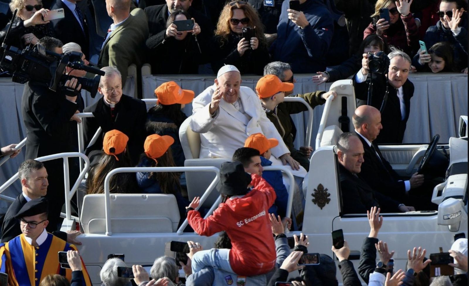 Francisco saluda a un niño en su recorrido por la plaza de San Pedro