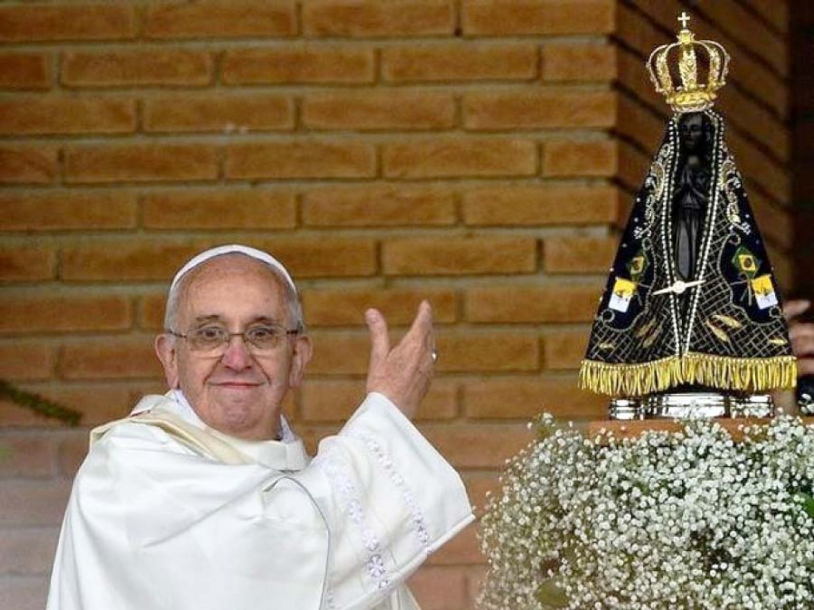 Francisco ante la la imagen de Nuestra Señora de Aparecida