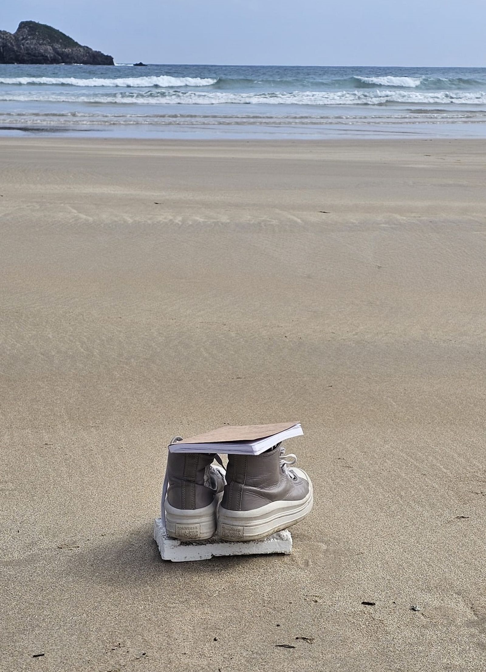 zapatos y biblia en playa