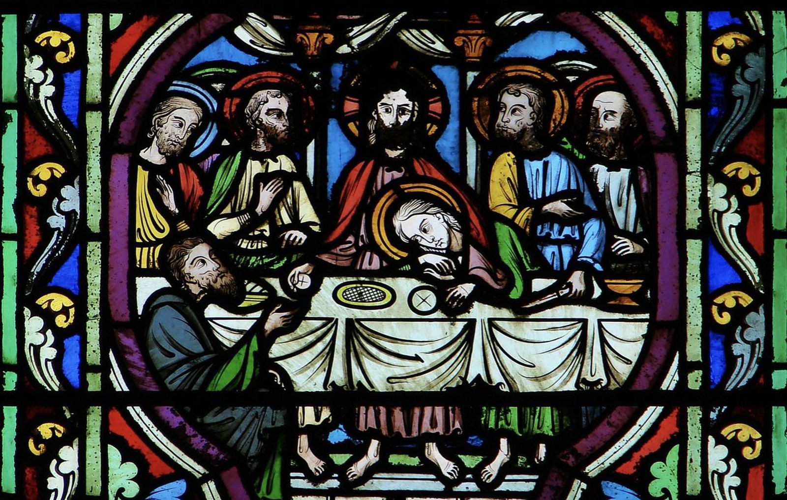 La Última Cena, según un vitral neogótico de la catedral de Meaux, en Francia