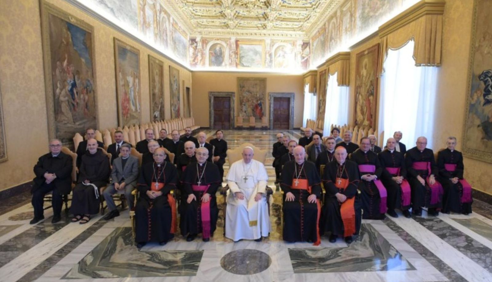 Foto del Pontífice con el Consejo para los Textos Legislativos