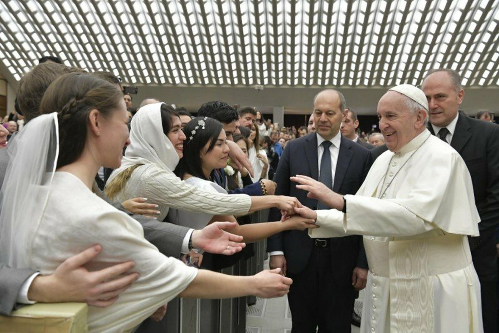 Francisco, con unas novias