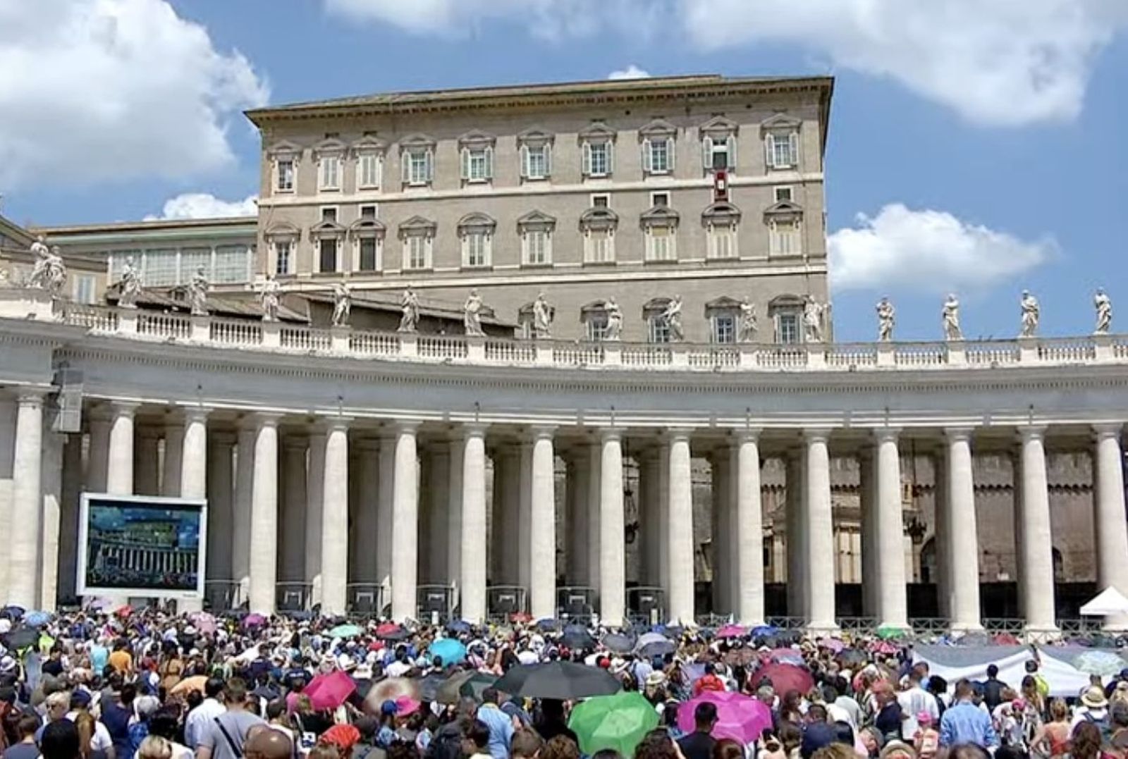 Los fieles se concentran bajo el balcón del Palacio Apostólico