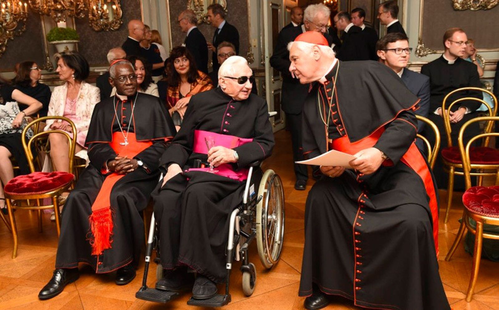 Müller, junto a Sarah y al hermano de Benedicto XVI, Georg Ratzinger