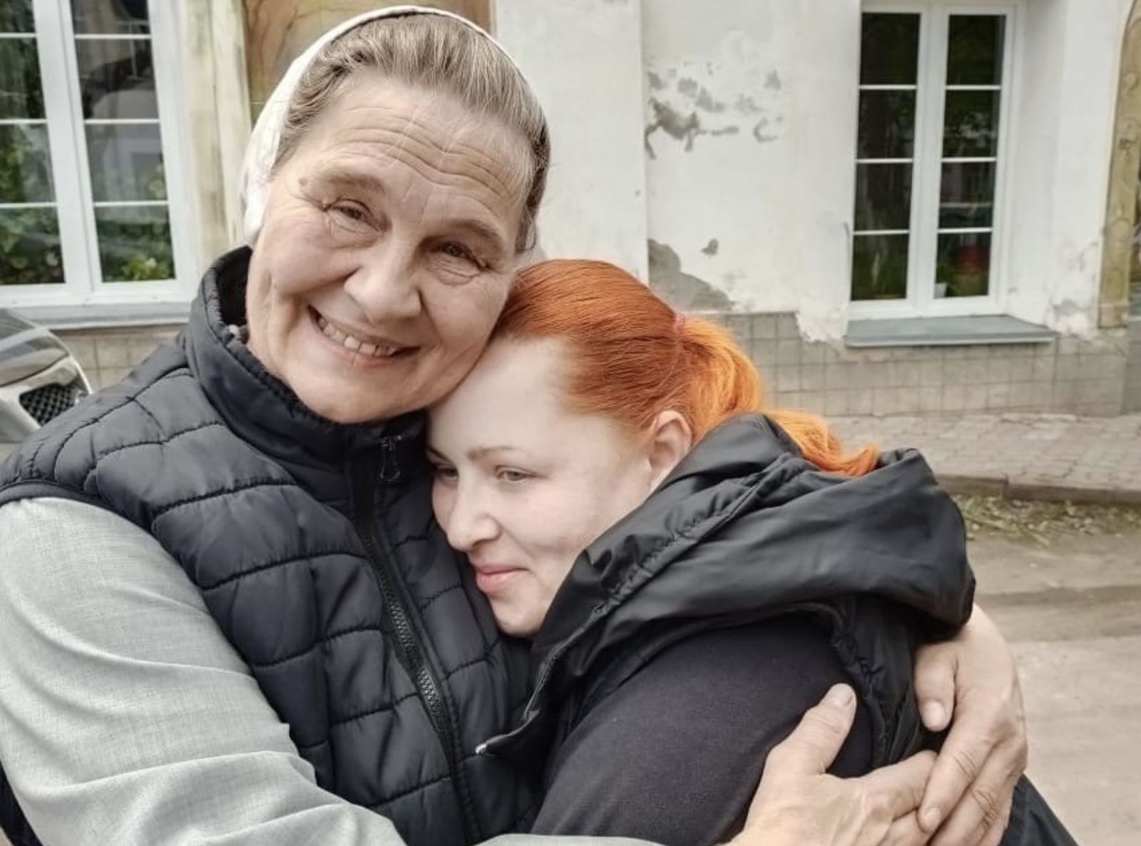 La hermana orionita polaca Renata Jurczak abraza a Anna. Ucrania.