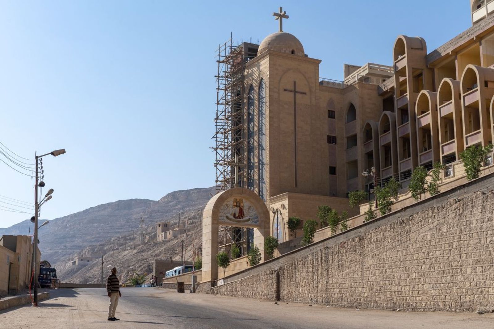 Un cristiano, en el complejo de iglesias de Dayr Durunka.