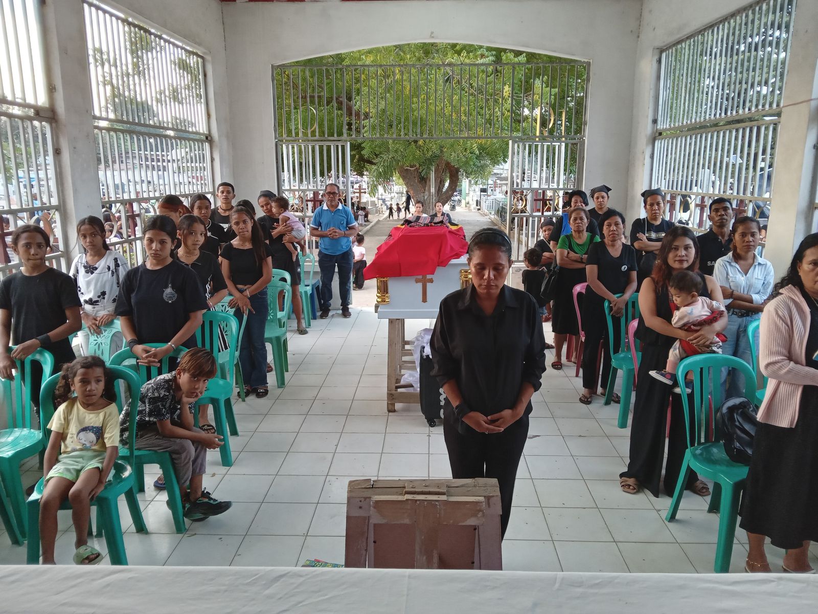 ellas… en el cementerio