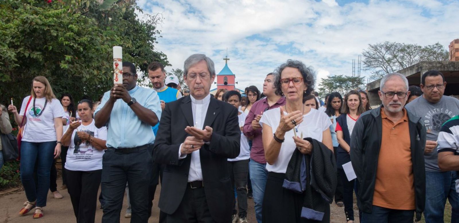 Monseñor Duffé, en una procesión en Brumadinho