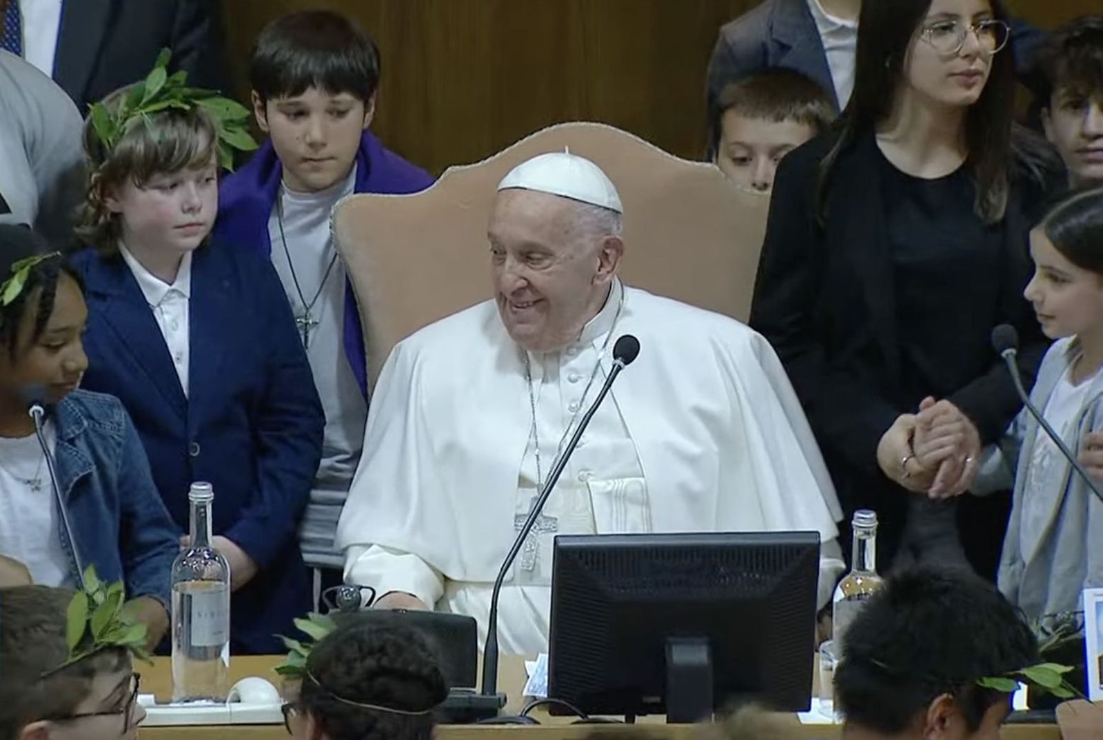 El Papa, con los niños participantes en la mesa redonda