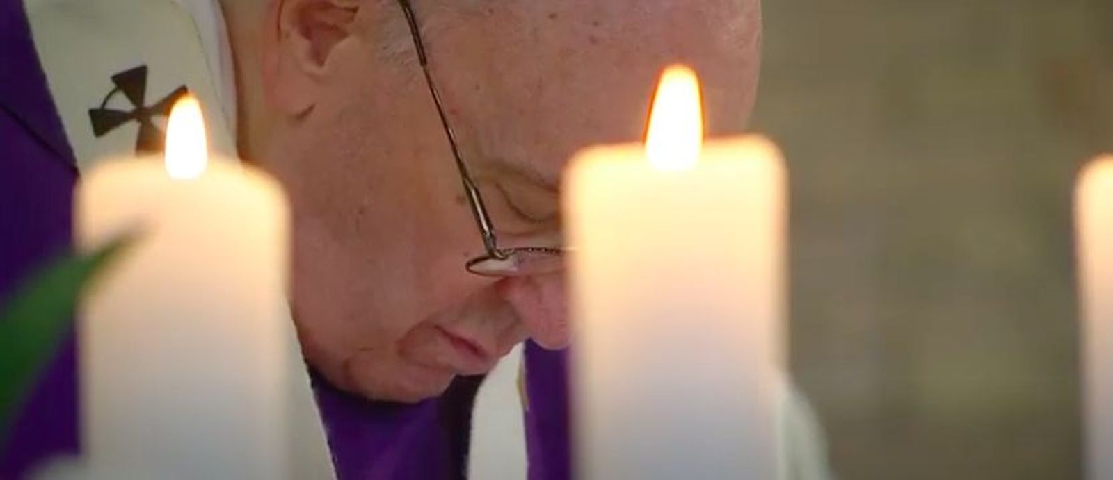 Francisco, en oración durante la misa