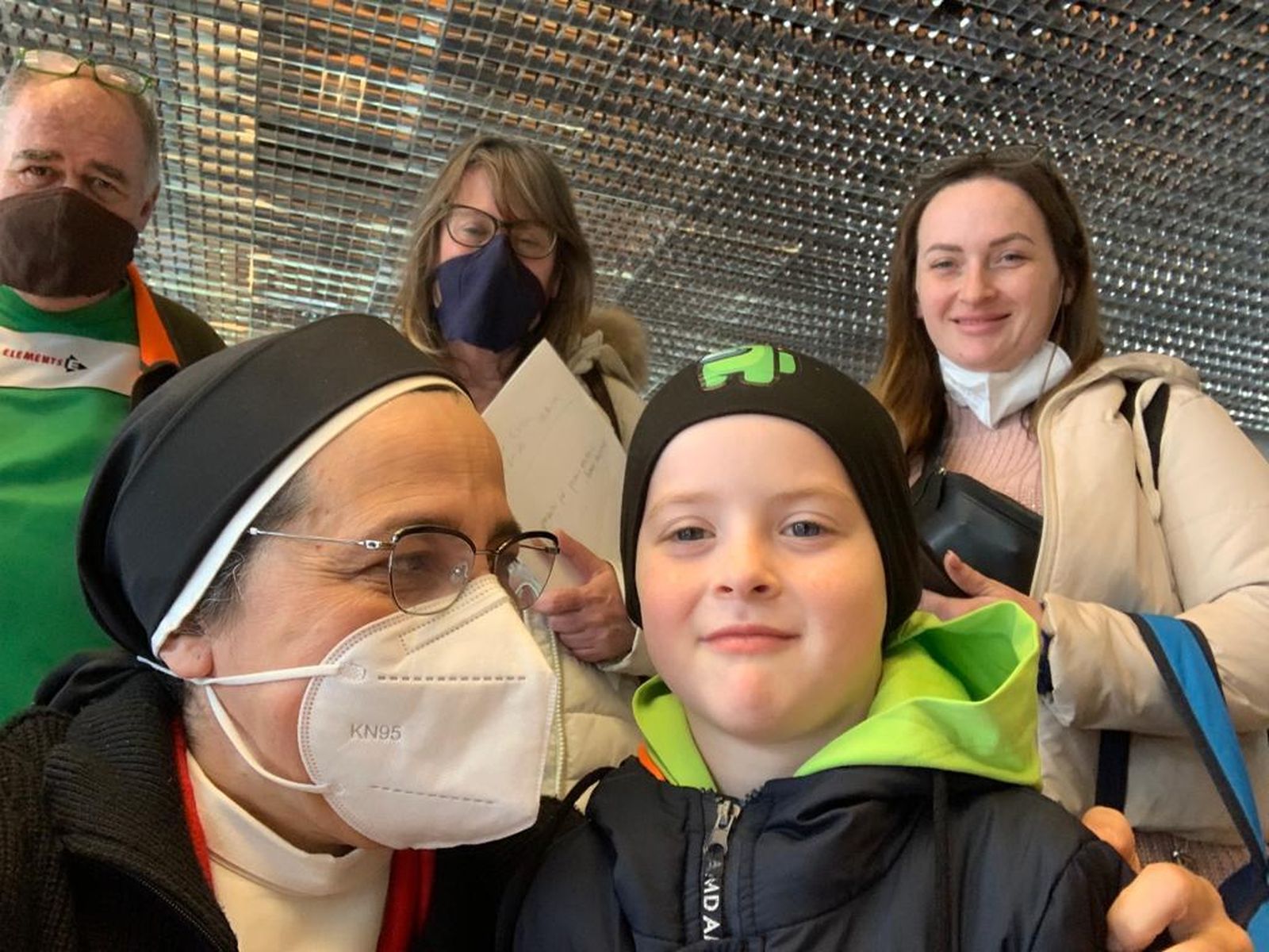 Sor Lucía, con uno de los pequeños ucranianos llegados a España