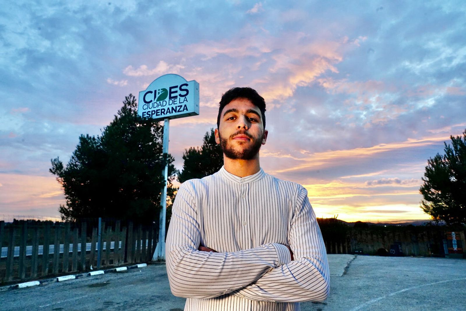 Noun Eddin en la entrada de la Ciudad de la Esperanza