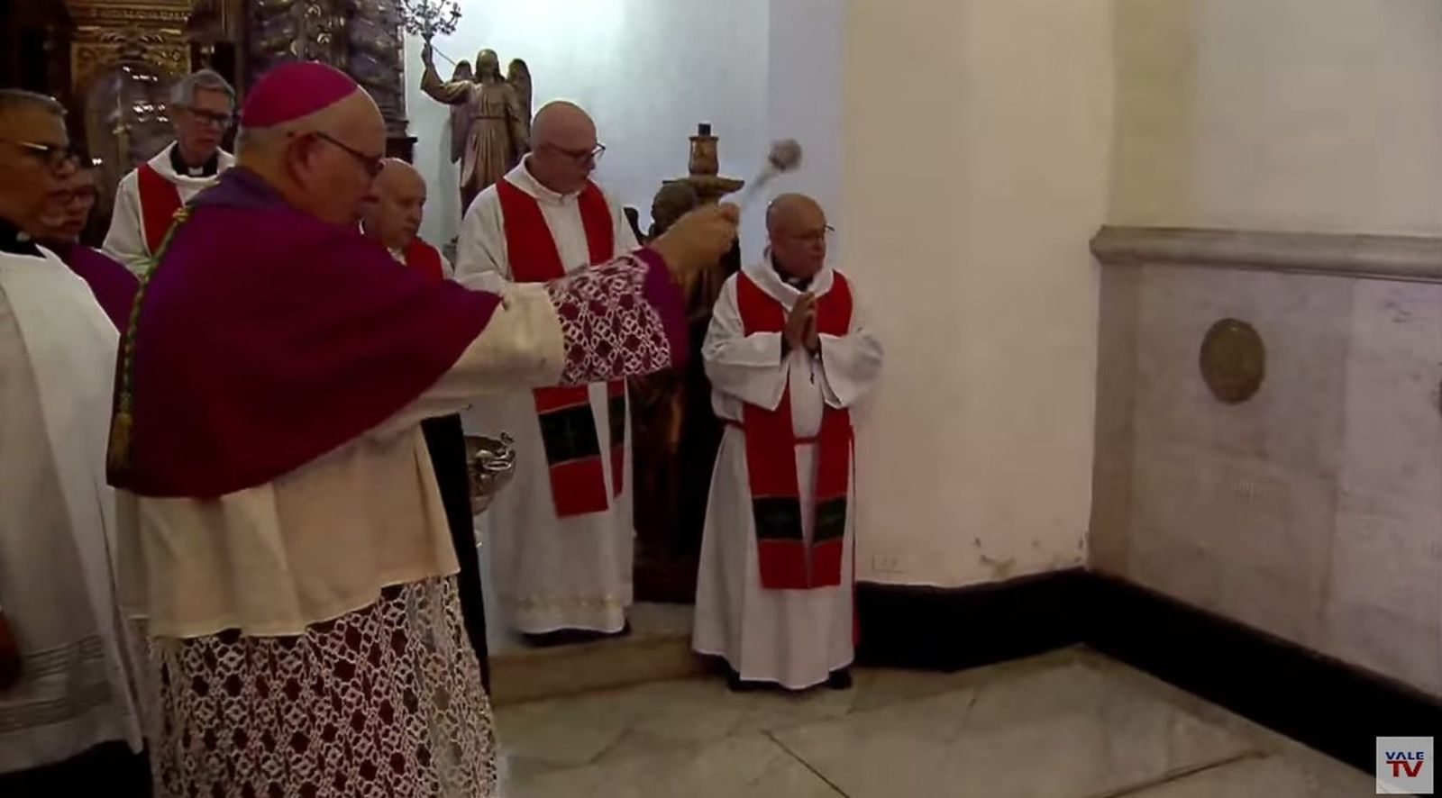 bendice tumbas de algunos predecesores