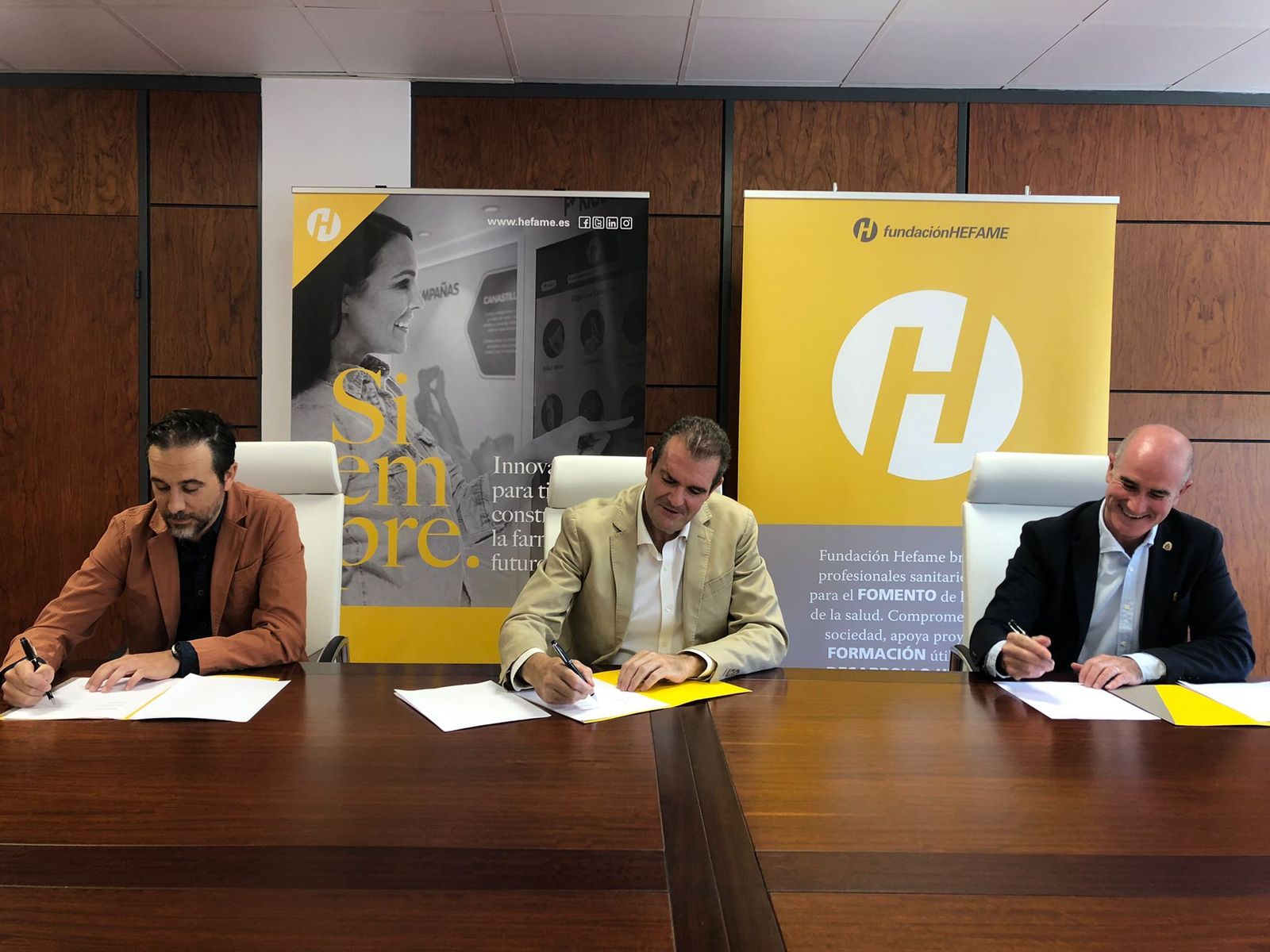 Firma del  proyecto 'Construyendo juntos una farmacia en Senegal'