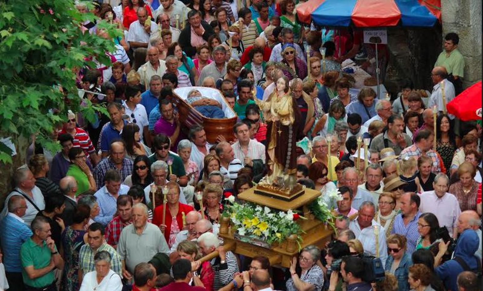 Devoto en un ataúd tras la imagen de Santa Marta (2013)