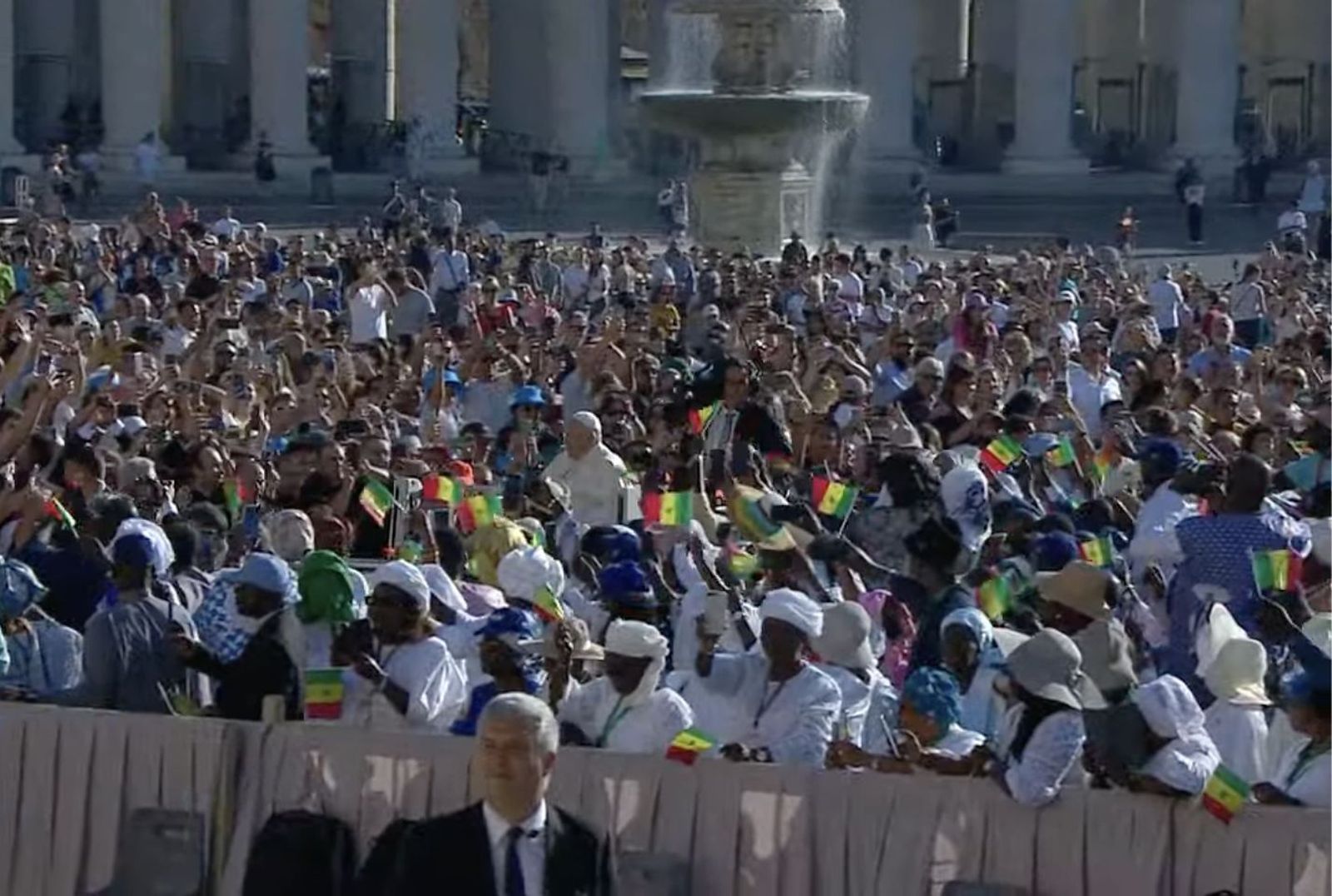 Francisco, rodeado de fieles durante su trayecto por la plaza de San Pedro