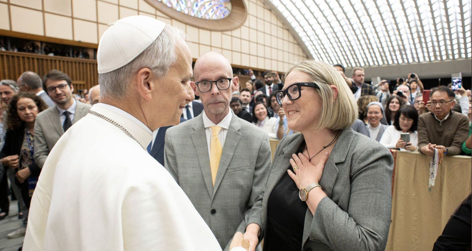 Elise Ann y John Allen, con León XIV