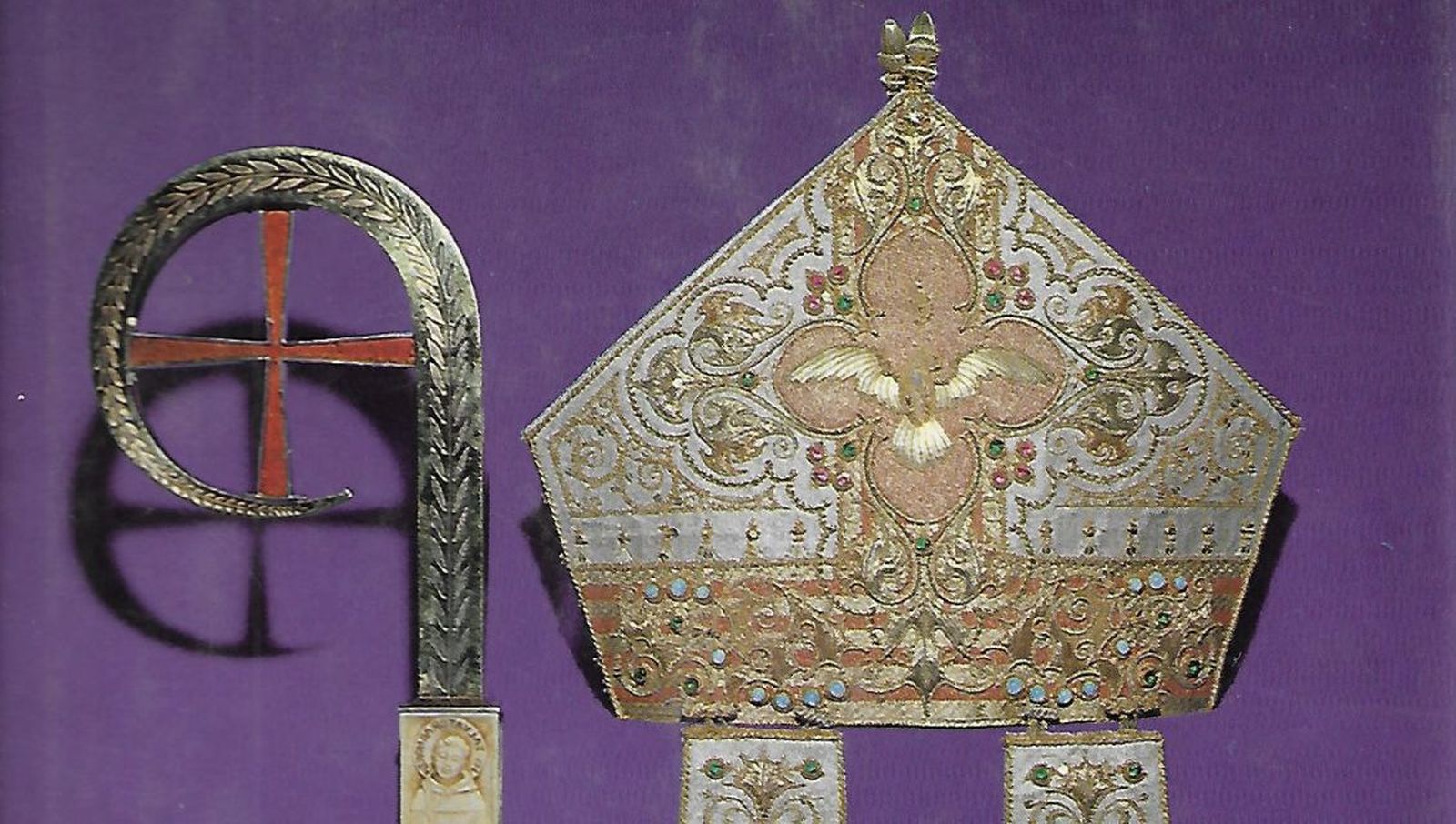 Jerarquía con mitra y báculo