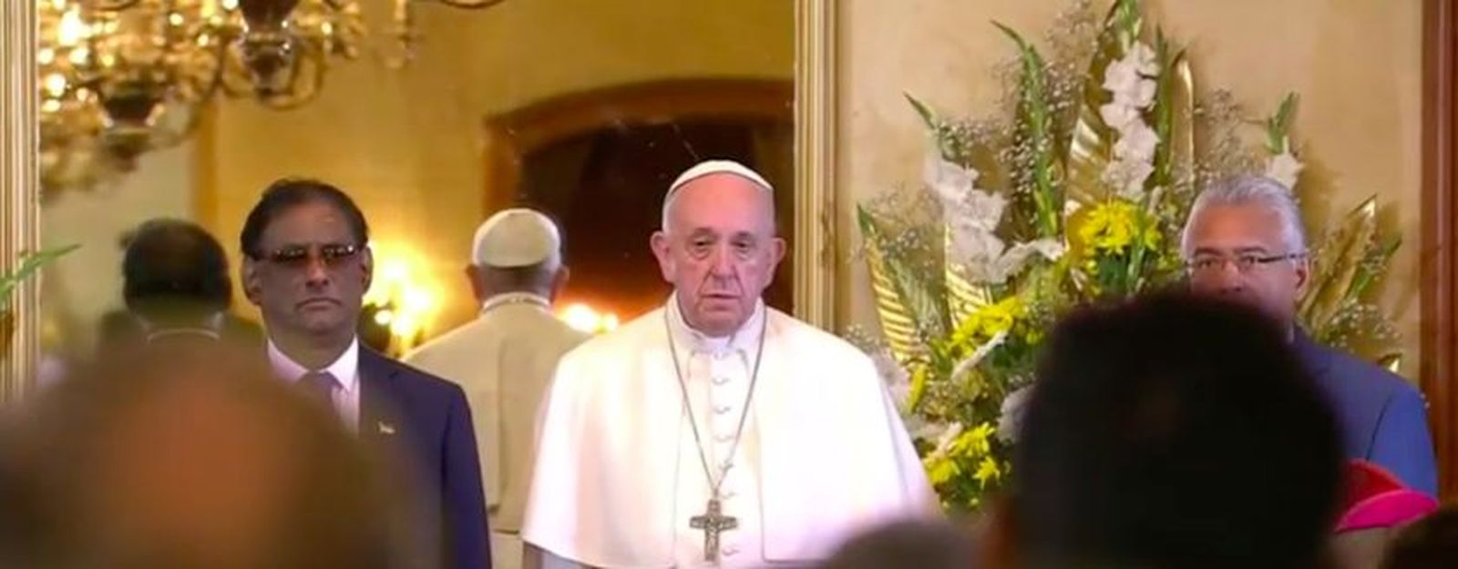 El Papa, ante las autoridades